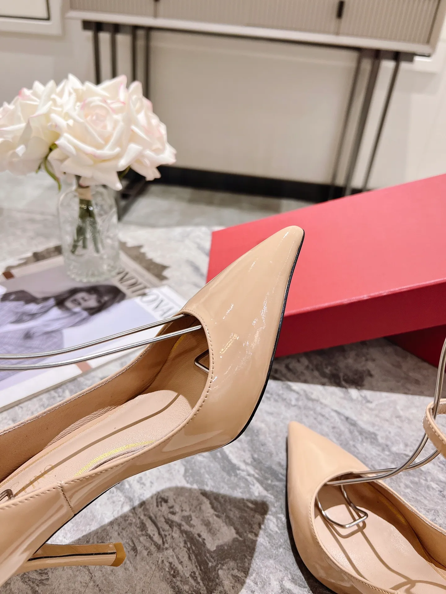 👟👟Ex-factory price 440👟👟 Genuine leather sole +40 Top version 𝑉𝐴𝐿𝐸𝑁𝑇𝐼𝑁𝑂 Valentino new spring and summer women's 6⃣️color patent leather shoes. Unique (small V-label buckle) hardware brings out a full sense of high-end, and the new season will live up to expectations! Worth buying ★ Qipi is absolutely high-grade ❥Original method, absolutely sensual ❥Elegant style, creating a different feeling, simple and elegant style!  Code number: 35-41 (34-42 customized) Fabric: Imported patent leather Lining: Sheepskin lining Heel height: 7cm-10cm2⃣️Various heel height options Leather outsole Rubber outsole